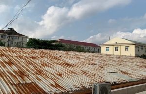 có nên lợp tôn mới chồng lên tôn cũ không