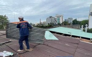 có nên lợp tôn mới chồng lên tôn cũ không