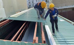 có nên lợp tôn mới chồng lên tôn cũ không