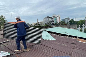 có nên lợp tôn mới chồng lên tôn cũ không