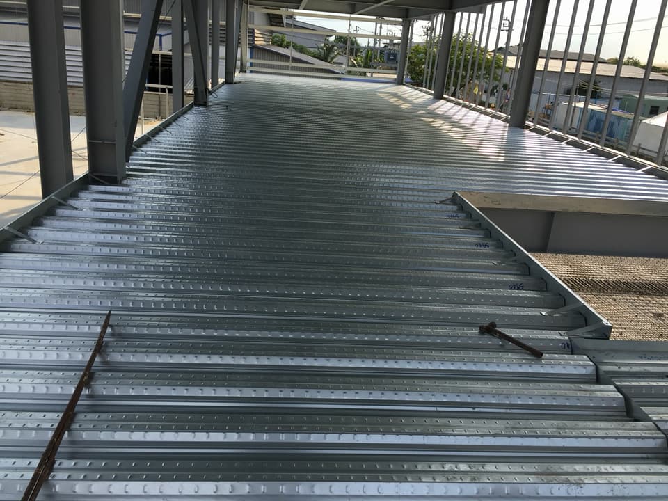 Tôn đổ sàn Deck, hay còn gọi là tôn sóng sàn Deck, là vật liệu xây dựng hiện đại, được thiết kế nhằm thay thế cốp pha bê tông truyền thống trong quá trình thi công sàn.