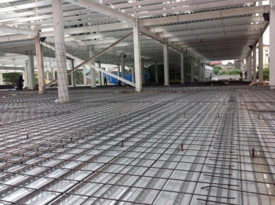 Tôn đổ sàn Deck, hay còn gọi là tôn sóng sàn Deck, là vật liệu xây dựng hiện đại, được thiết kế nhằm thay thế cốp pha bê tông truyền thống trong quá trình thi công sàn.
